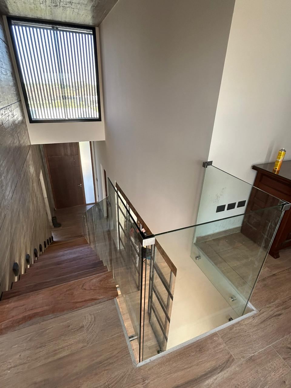 Baranda de vidrio y aluminio instalada por Gonella Hnos.